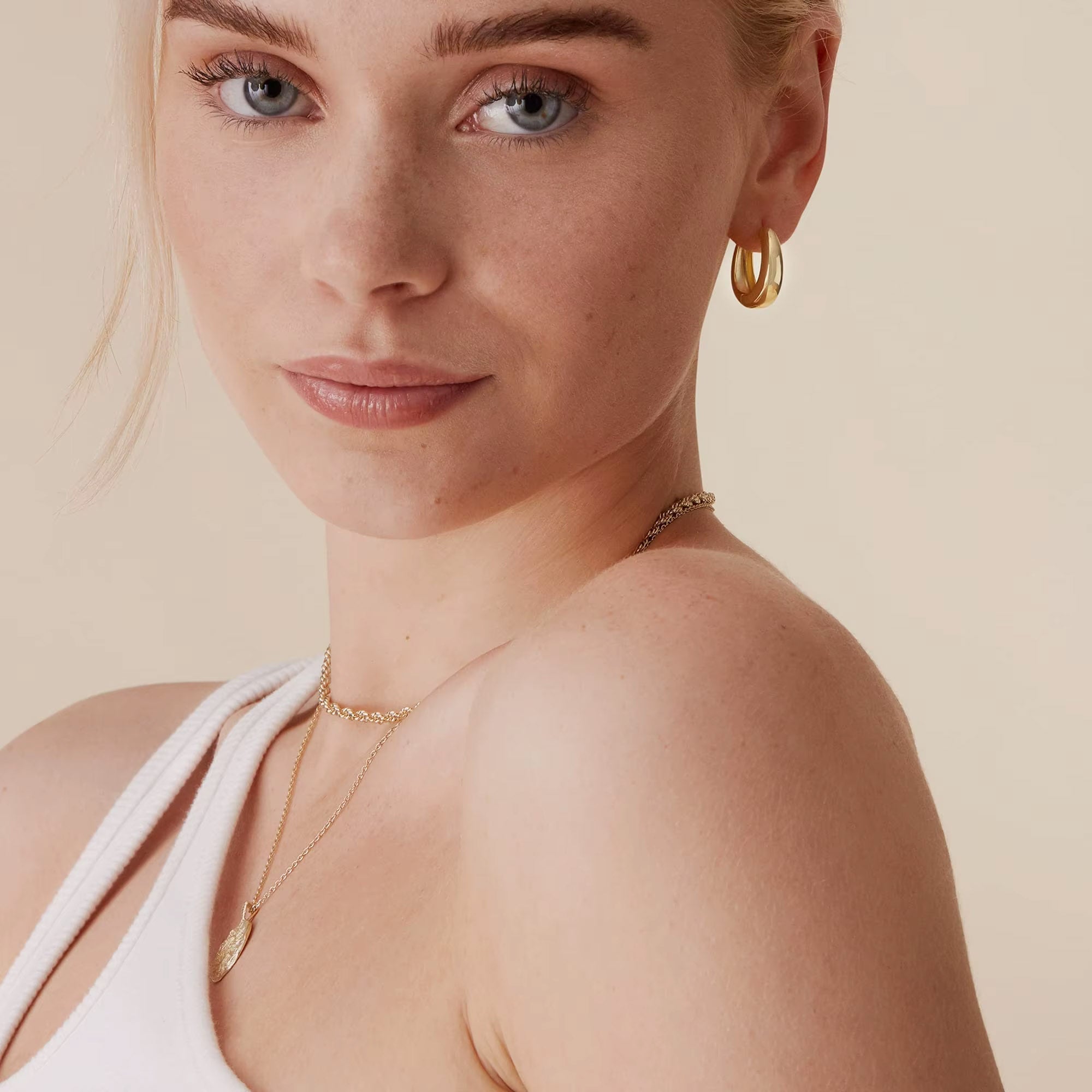 Elegant Round Gold Earrings - Willow
